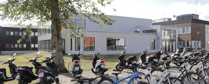 Bild: Prästängsskolan i Eksjö, med cyklar och mopeder i förgrunden