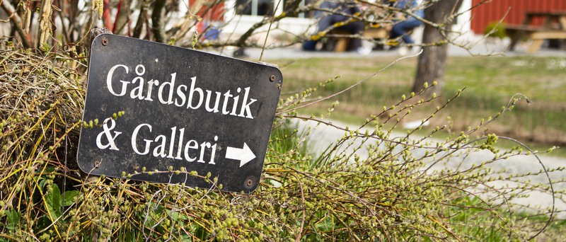 En skylt med texten Gårdsbutik och galleri.