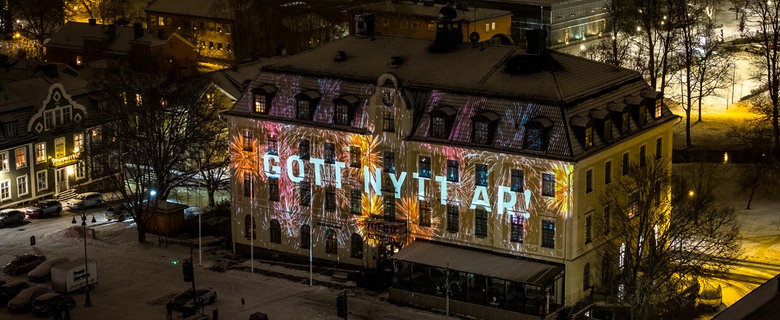 Gott nytt år projicerat på Eksjö stadshotells fasad.