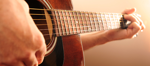 Bild på händer som spelare gitarr