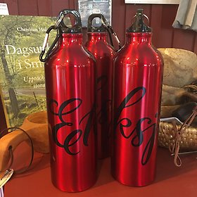Tre röda vattenflaskor med Eksjö platsmärke