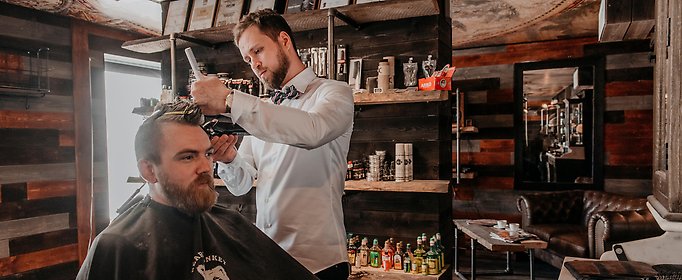 Från Oaklake barbershop i Eksjö. En frisör som klipper en man.